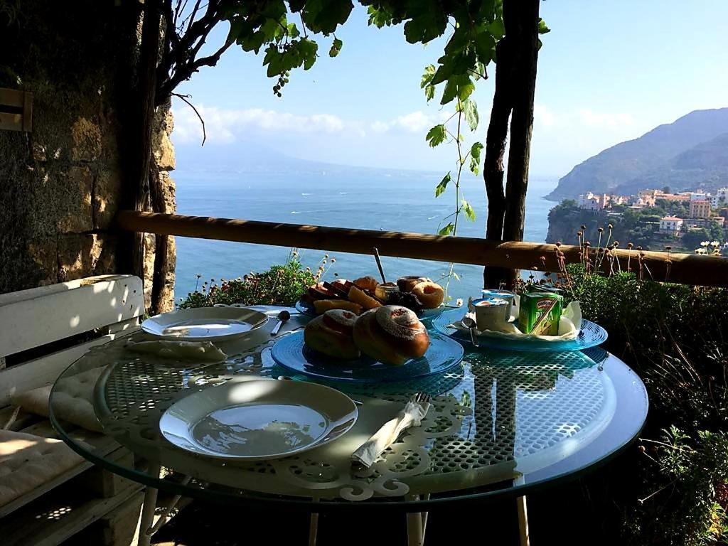 Dimora Del Conte Sorrento Coast Seaview Apartment วีโกเอเกวนเซ ภายนอก รูปภาพ